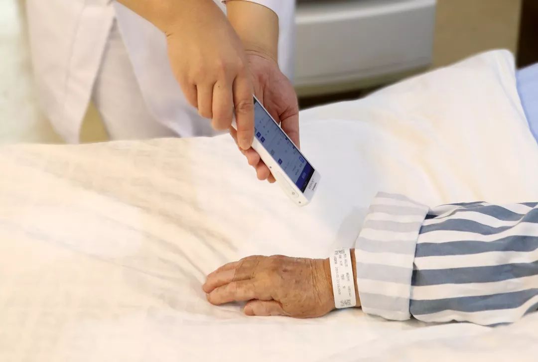 首發(fā)丨走進(jìn)智慧病房，用科技托起生命的重量